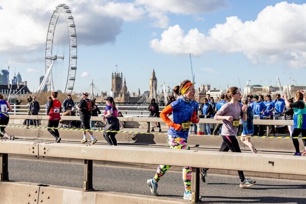 Marathon runners leaving the start line